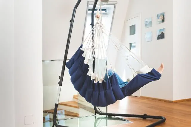 grosser blauer gefütterter Hängestuhl Fussablage ausgefahren grosser blauer gefütterter Hängestuhl Fussablage ausgefahren