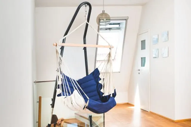 grosser blauer gefütterter Hängestuhl Fussablage eingeklappt grosser blauer gefütterter Hängestuhl Fussablage eingeklappt