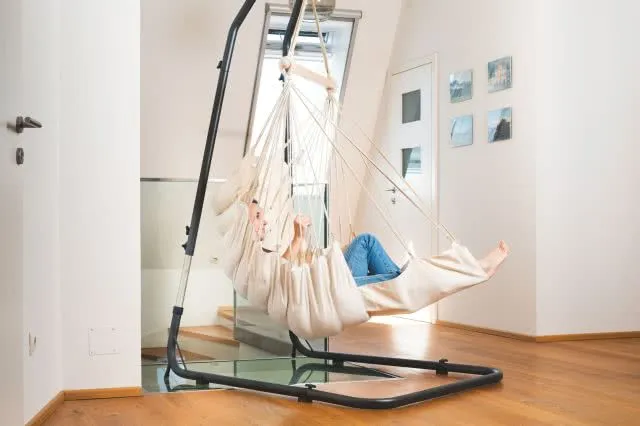 Gefütterter weisser Hängesessel mit Fussablage Gefütterter weisser Hängesessel mit Fussablage