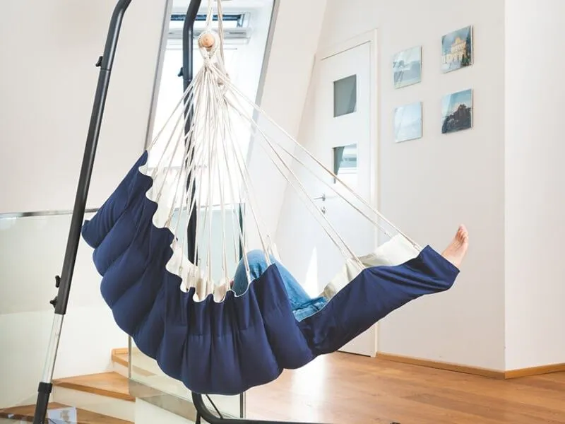 Gefütterter Hängesessel mit Fussablage blau Gefütterter Hängesessel mit Fussablage blau