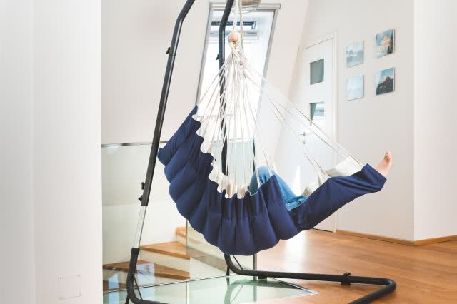 grosser blauer gef&uuml;tterter H&auml;ngestuhl Fussablage ausgefahren