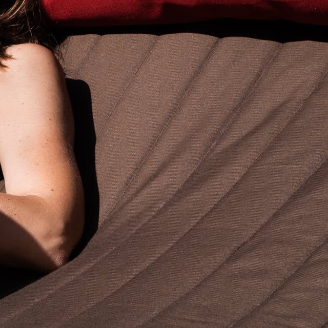 Gef&uuml;tterter H&auml;ngesessel mit Fussablage blau